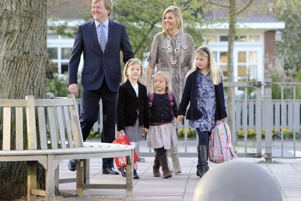 Catharina-Amalia es la hija del rey Willem Alexander y su esposa la reina Máxima. Willem ascendió al trono en 2013, luego de la abdicación del trono por parte de su madre, la reina Beatriz.La princesa de Orange, la mayor de tres hermanas, a sus 11 años va a un colegio público, practica judo, jockey, le encanta la actividad hípica y habla perfectamente holandés, español e ingles.Y aunque sus apariciones públicas por el momento son limitadas, sus papás se aseguran de incluirla en las actividades tradicionales y necesarias para su formación como futura reina.