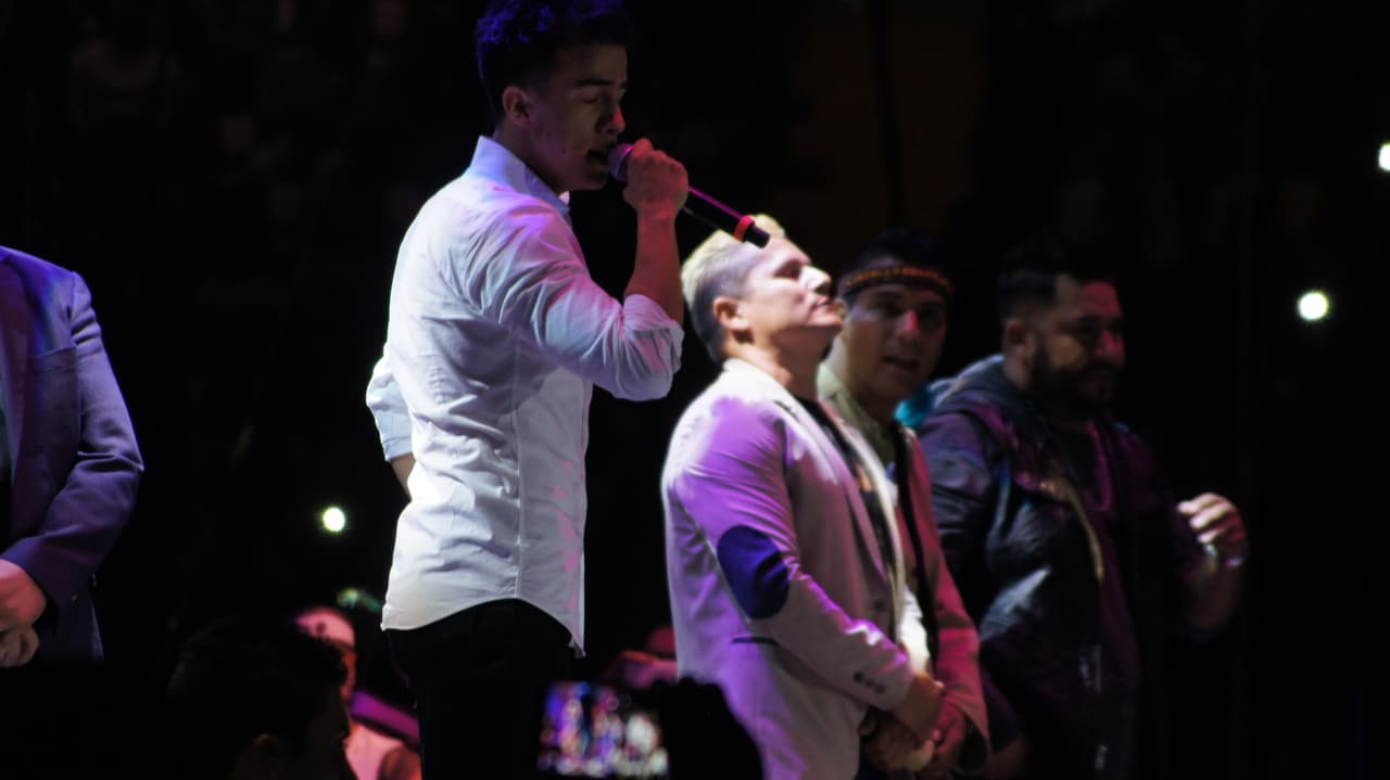 Cada uno de los excantantes de la banda, interpretó alguna parte de la canción 'Amor eterno', sin duda el momento emotivo de la noche.