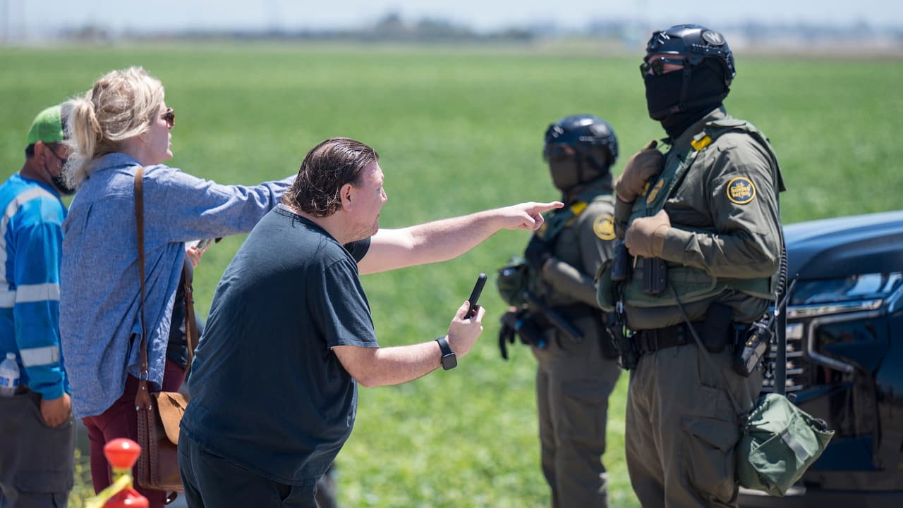 Las redadas ocurrieron de forma simultánea a las
<b> 8:30 a. m. en dos plantaciones de Glass House Farms</b>, una en Camarillo y otra a 34 millas, en la ciudad costera de Carpintería.