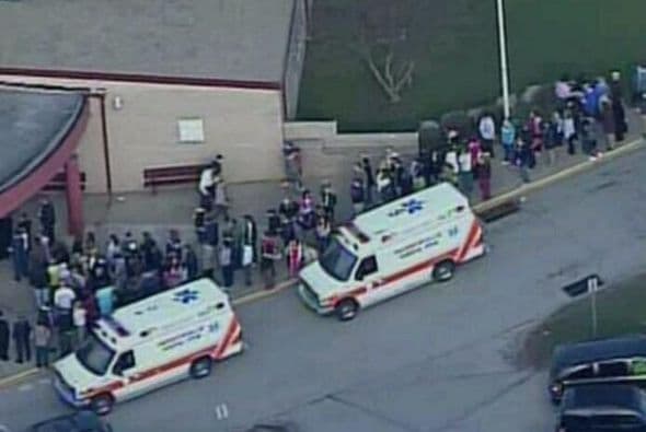 Los cuerpos de rescate y las ambulancias llegaron de inmediato al lugar. Foto tomada de Twitter.