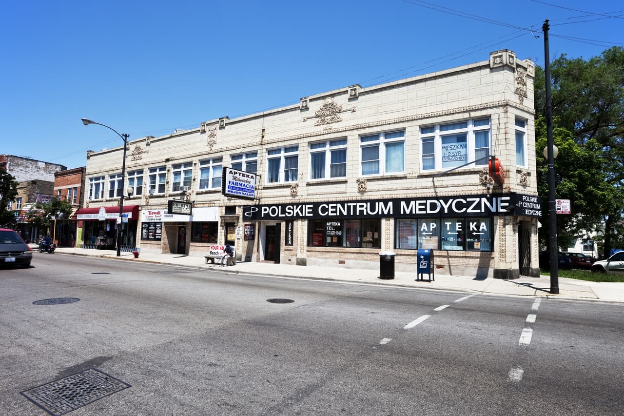 <h3 class="cms-H3-H3">16. Avondale, Chicago, Estados Unidos</h3>
<br>
<br>Una vez fue un nexo para la comunidad polaca de Chicago, pero Avondale ahora se define igualmente por tener algunas de las mejores comidas mexicanas de la ciudad y una variedad verdaderamente loca de pequeñas empresas, como The Brewed, una cafetería con temática de terror, o el museo de insectos y centro educativo The Insect Asylum. Un paseo por la avenida Milwaukee ofrece atractivas opciones, desde nuevos bares de moda y espaciosas tiendas de plantas hasta tiendas de salchichas con décadas de antigüedad que atienden a la población de habla polaca del vecindario. 
<br>