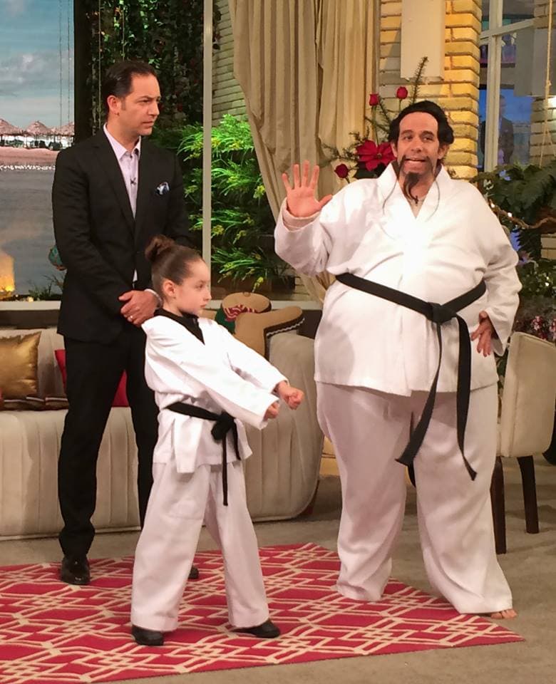 En La Comedia de Hoy, el maestro Lon-ja nos enseña lo que sabe de artes marciales.