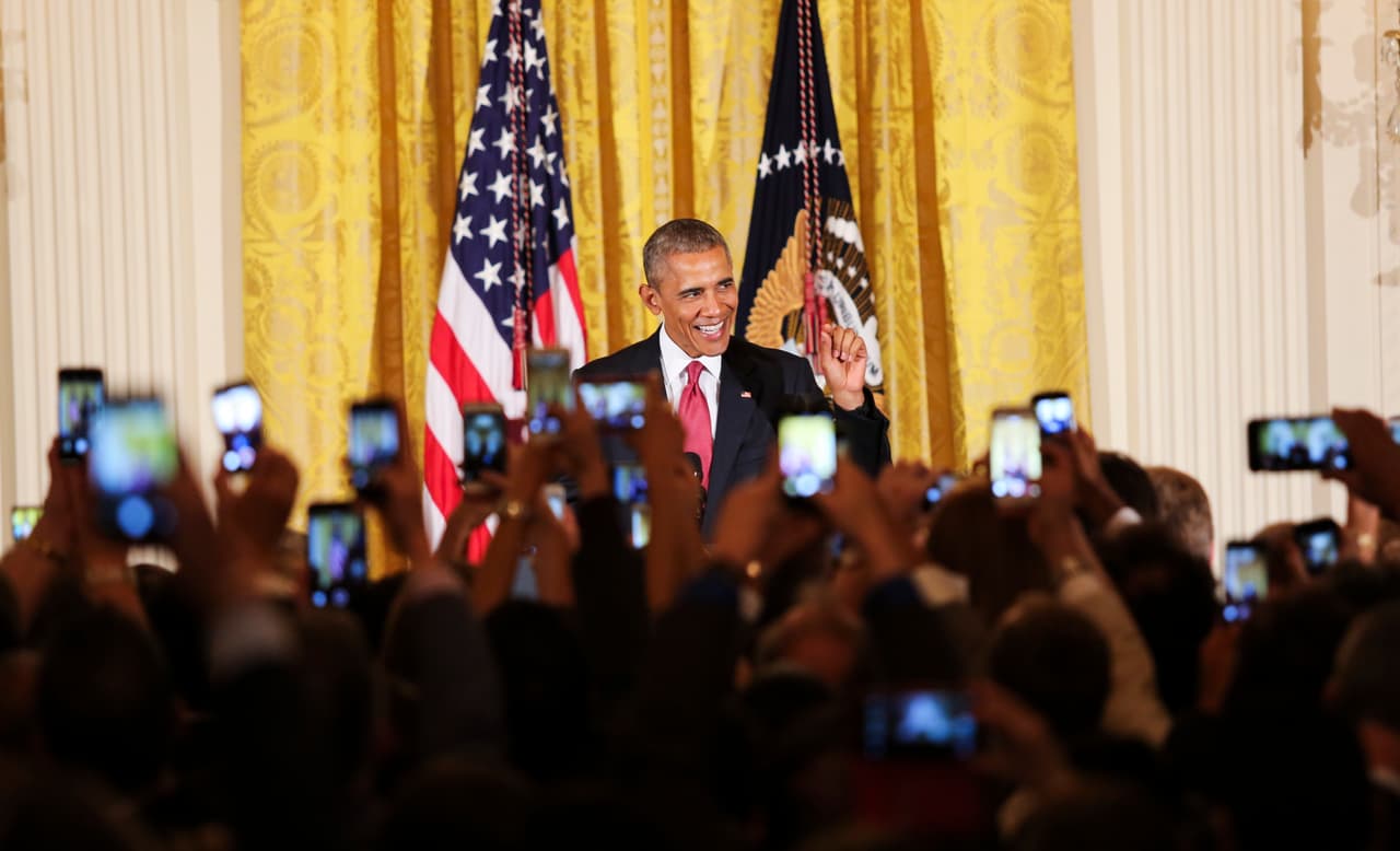 Un mar de celulares grabando el discurso del 5 de mayo de Barack Obama, en 2015.