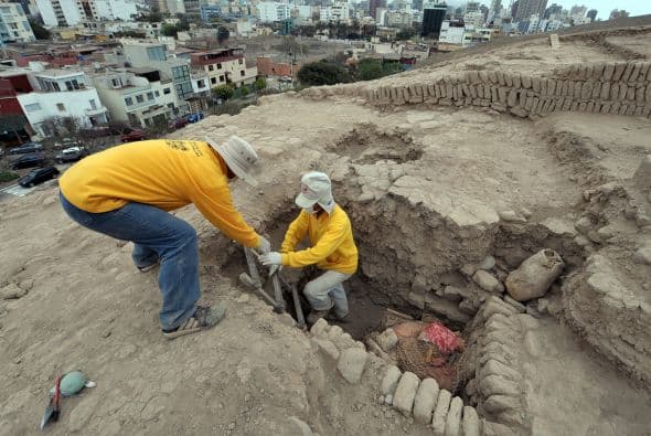 Es difícil saber, apuntó la arqueóloga, si los tres menores enterrados junto al personaje principal fueron familiares del personaje principal o eran sacrificios rituales, que eran corrientes entre los waris, unas veces "ofrendados" voluntariamente y otras exigidos a las familias. La momia principal y las de los tres niños deberán pasar en breve un examen radiológico para observar detalles aún invisibles para los arqueólogos, comentó Flores.