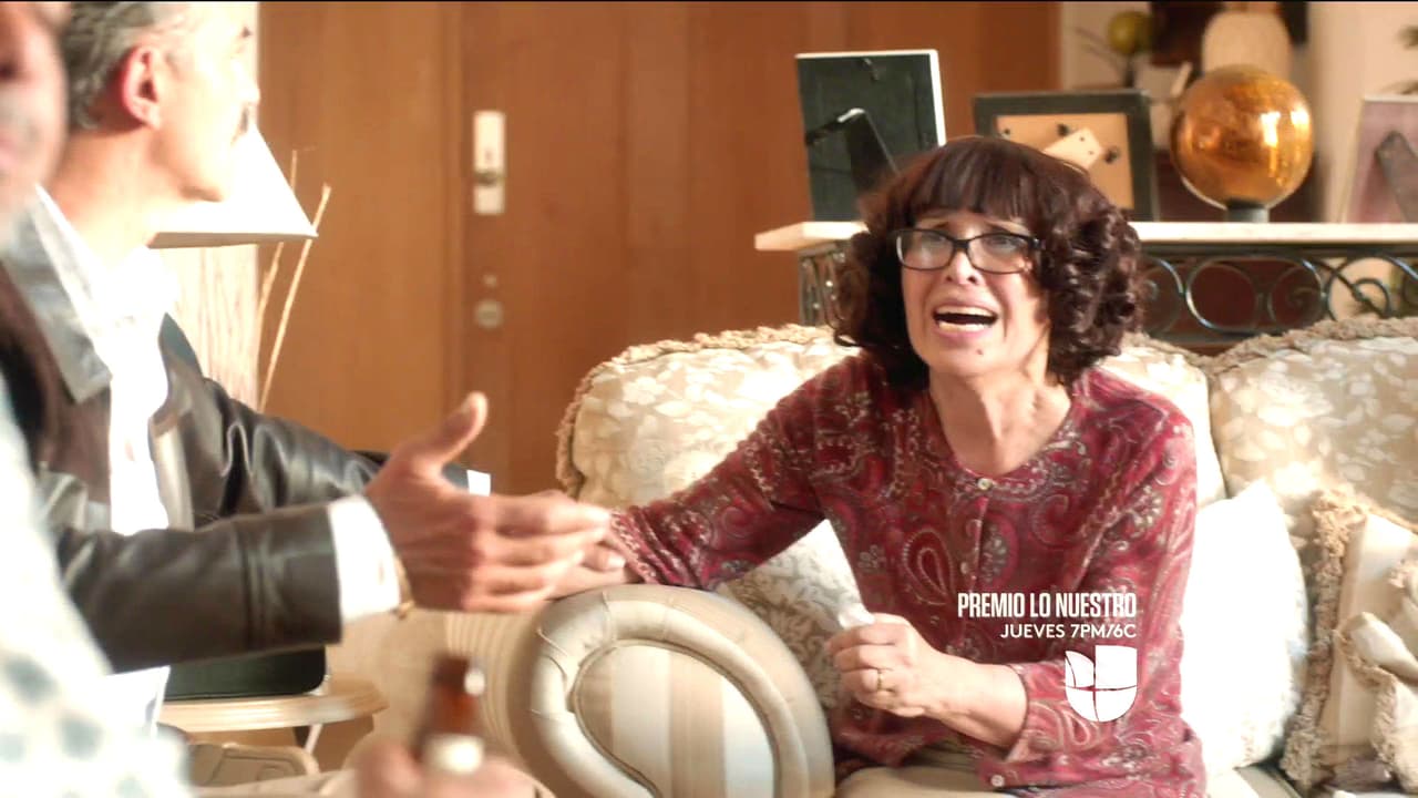 Doña Rosa está muy avergonzada de Jenni.