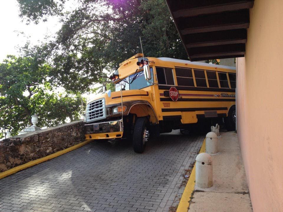 "Advinimos en conocimiento del derrumbe del muro que bordea la curva empinada que constituye la confluencia de la Calle del Sol con la Caleta de las Monjas."