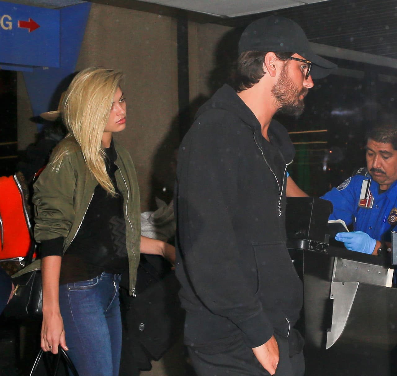 Arribó al aeropuerto de Los Ángeles con su compañerita.