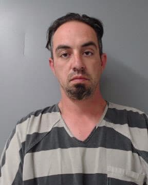 Jason Cline de 40 años es residente de la ciudad de Fort Worth y cuenta con varias órdenes de arresto por conducta indebida.