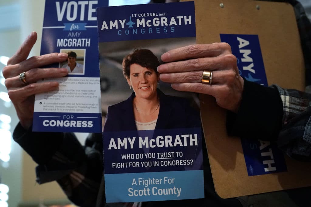 McGrath superó el desafío de los demócratas progresistas y ahora busca sacar a McConnell del Senado por Kentucky