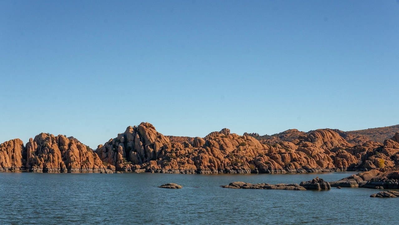 <b>Watson Lake</b> es el lugar perfecto para recorrerlo en kayak, si remar no es lo tuyo, puede partir en bote y disfrutar de una mañana de pesca o simplemente navegar hasta el atardecer. Cuenta además con un famoso campo de golf.