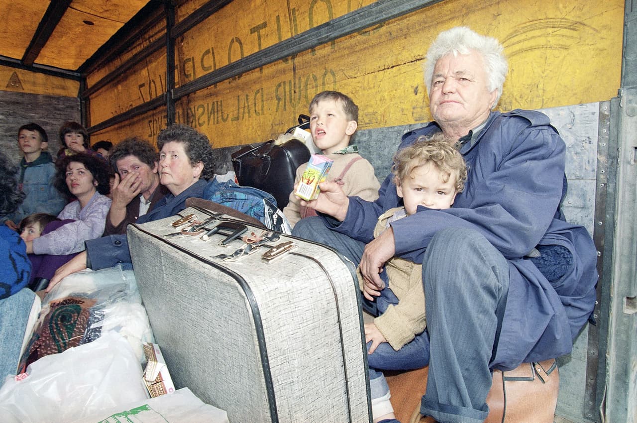 A Slobodan Prajjak se le acusaba de no haber detenido la masacre de musulmanes en la localidad bosnia de Prozor, en 1993, y de no haber informado de la planificación de los asesinatos de musulmanes. La fotografía es de 1992. En ella un grupo de musulmanes bosnios escapan de los ataques en Mosor, una ciudad asediada por las fuerzas bosniocroatas comandadas por Prajljak.