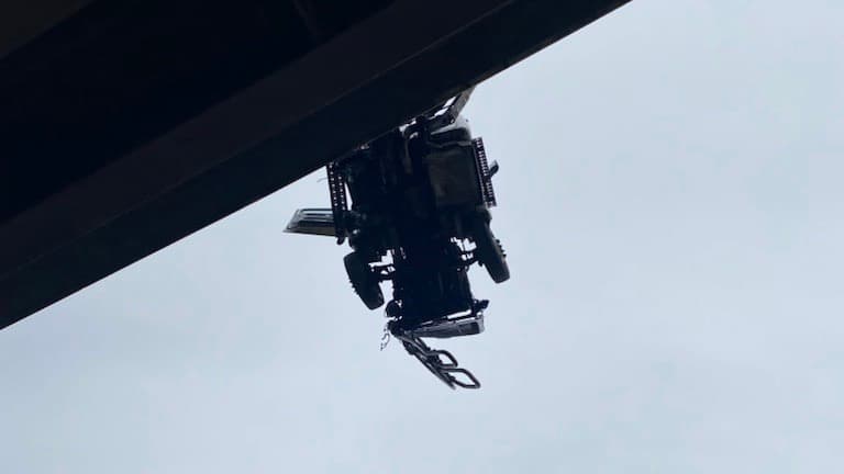 El conductor del camión semi pudo salir de la cabina del vehículo por sí mismo poniéndose a salvo. No se reportó ningún herido.