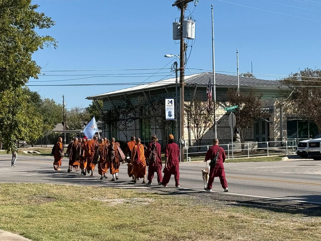Monjes locales, el representante, Salman Bhojani, y el director de contacto con la comunidad de la Ciudad de Austin, Phillip Dulin, les dieron la bienvenida.
<br>
<br>Los monjes caminan entre 10 y 20 millas al día, y su camino los ha llevado por Burleson, Alvarado, Grandview, Itasca, Hillsboro, Lakeview, Robinson, Troy, Belton, Temple, Georgetown, Austin y Manor.