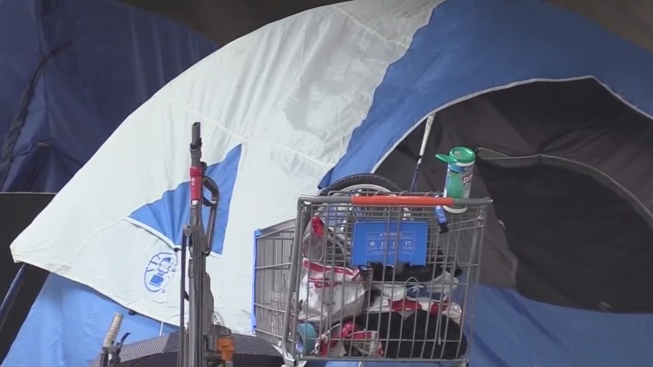 De acuerdo con la ciudad, la prohibición de acampar comenzará con la fase uno. Durante esta fase, que comienza este 11 de mayo, habrá 30 días de "participación y educación de la comunidad".
<br>