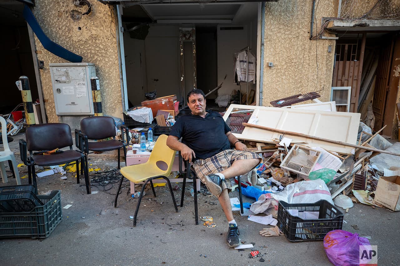 Fares Khalife, posa para una fotografía fuera de su apartamento y tienda 
<b>destruidos después de la explosión del pasado martes 4 de agosto en el puerto marítimo de Beirut, <a href="https://www.univision.com/temas/libano">Líbano</a>.</b>