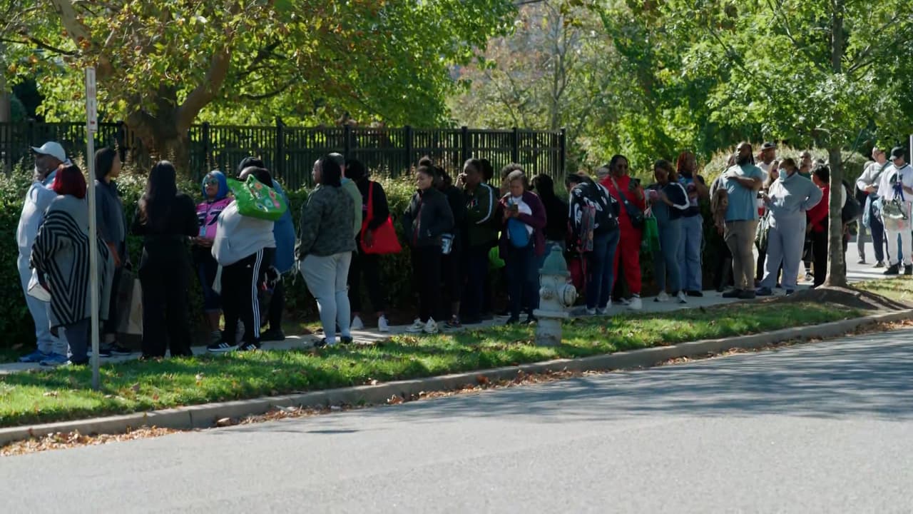Sin paga y en largas filas empleados federales buscan alimentos en Maryland