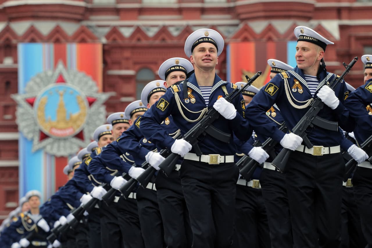Con ese desfile la Rusia de Putin mostró al mundo su enrome arsenal militar, mientras conmemoraba la fecha en que el alto mando militar nazi se rindió ante Rusia y EEUU en Berlín, luego del asedio de los aliados que tomó la ciudad y finalizo la Segunda Guerra Mundial en Europa en 1945.