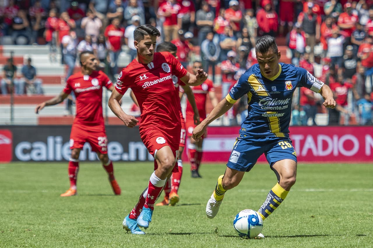 Aldo Rocha se roba la banda hasta mandar un centro al área del Toluca.