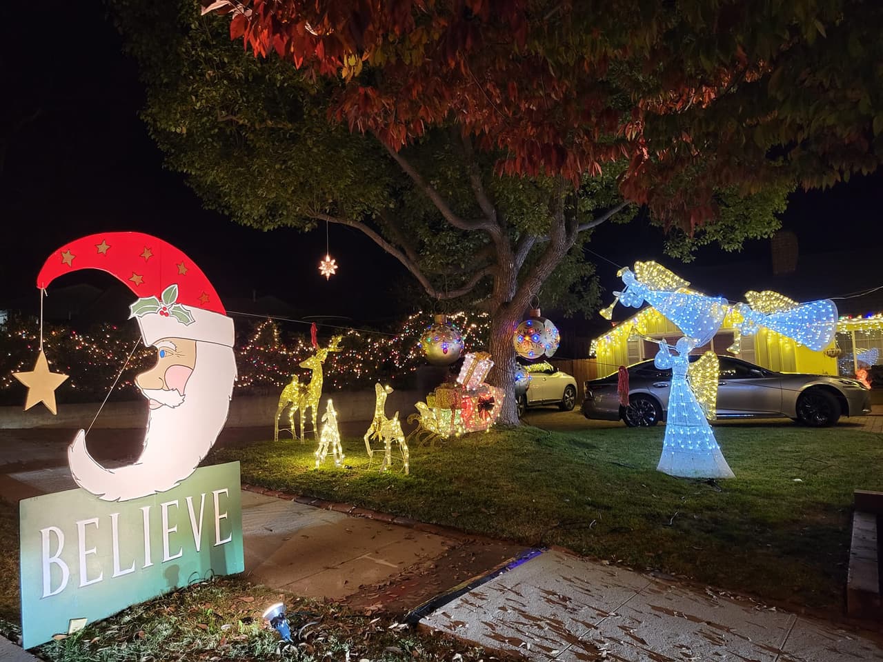 <b>Upper Hastings Ranch:</b>
<br>Son varias las calles de esta localidad de Pasadena las que se ponen de acuerdo para recibir la Navidad a lo grande.
<br>Esta ocasión, los visitantes podrán disfrutar del reloj gigante en una torre que reproduce música y quizás, muy probablemente, esto vaya acompañado de una sorpresiva visita de Santa.
<br>
<b>Cuándo:</b> Este espectáculo iluminado comienza desde el siete de diciembre.
<br>
<b>Dónde:</b> 3725 E Sierra Madre Blvd. Pasadena, CA 91107
<br>
<b>Precio:</b> Gratis