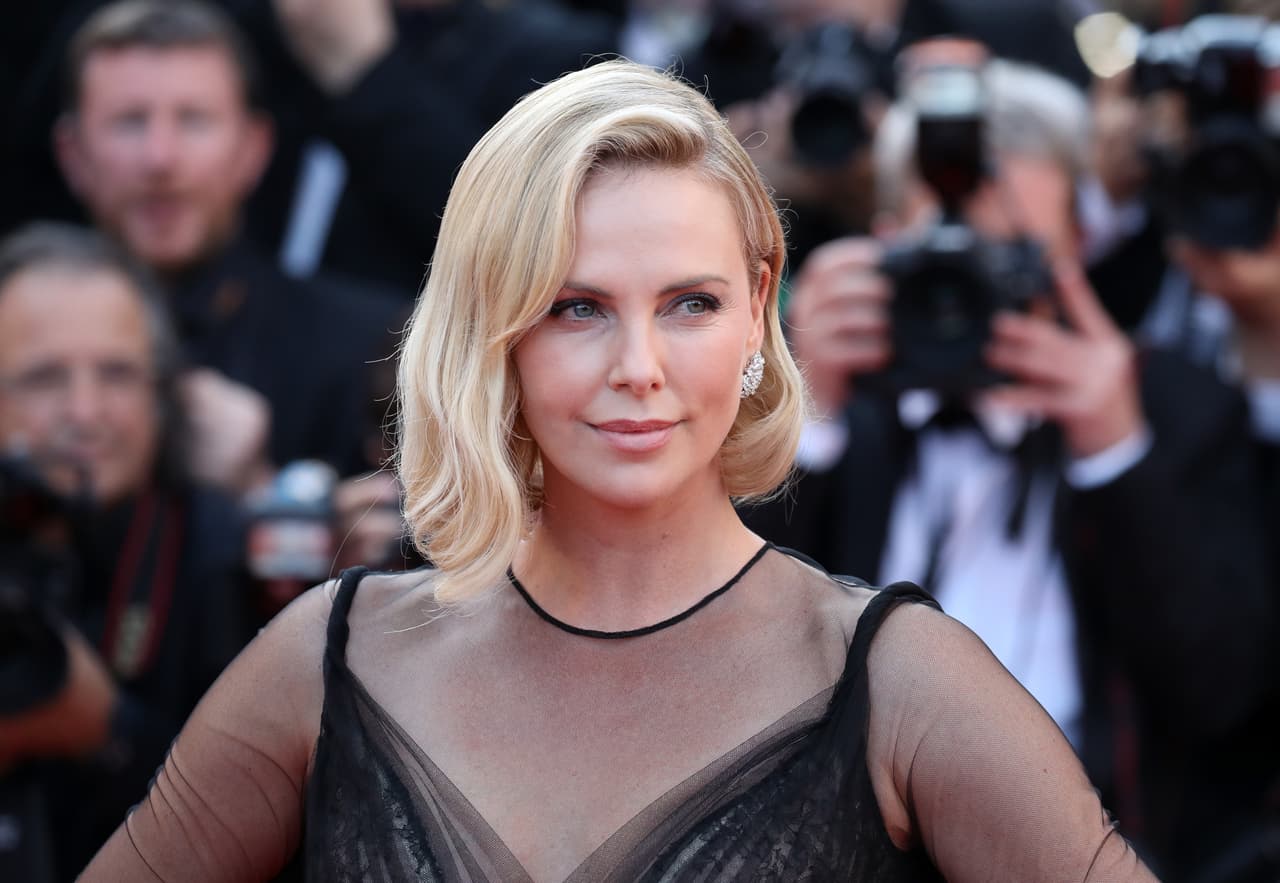 <b>Charlize Theron</b> presenció el asesinato de su padre por parte de su mamá cuando tenía 15 años. Ella luego confesó que su madre lo hizo para salvarlas de un hombre que sufría de alcoholismo.