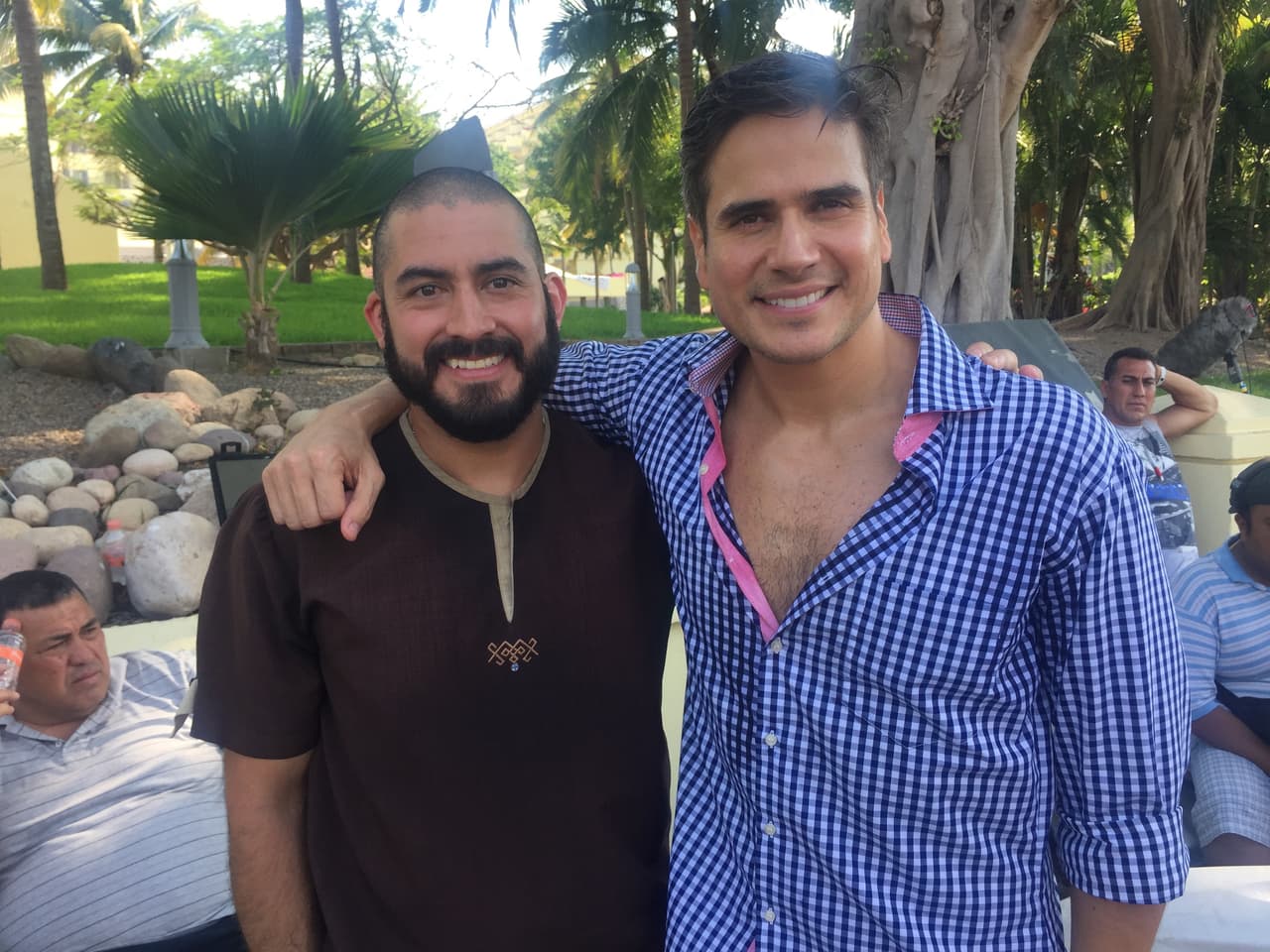 En la vida real todos son buenos amigos y compañeros de trabajo.