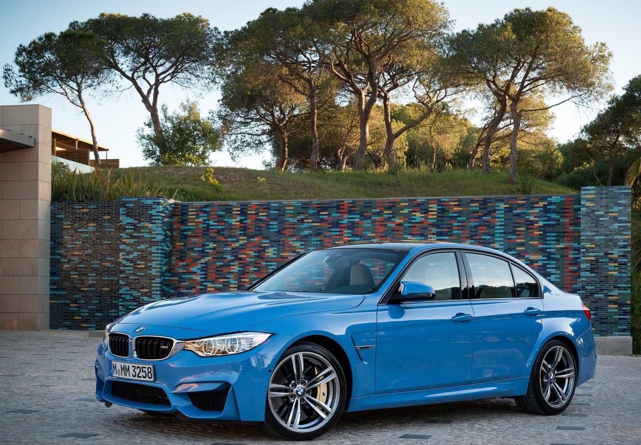 Con esta renovada ficha, el actual BMW M3 presenta una velocidad máxima de 155 mph limitada electrónicamente, y es capaz de ir de 0 a 60 mph en 3.9 segundos en la versión con transmisión DCT y en 4.1 segundos, con caja manual.