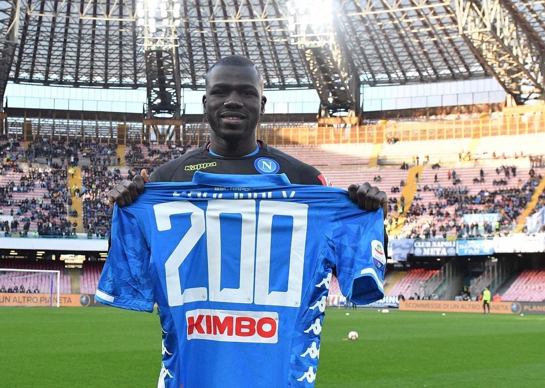 El pequeño le dijo que si le regalaba su camiseta, a lo que el defensor de la Napoli accedió, pero al final del partido.
