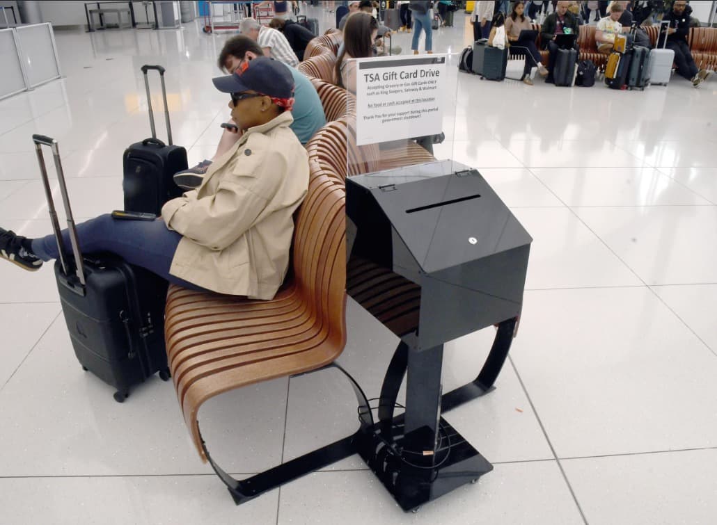 Hacen colectas y donan comida para los agentes de la TSA que trabajan en aeropuertos