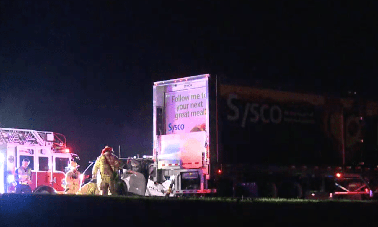 Se informó qu el oficial, que ha estado con el departamento durante nueve años, estaba respondiendo a una llamada cuando el camión de 18 ruedas hizo un giro en U frente a la patrulla del oficial.