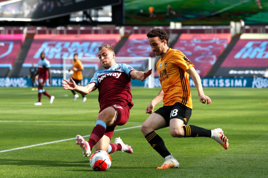 Raúl Jiménez fue titular en el cotejo haciendo dupla en el ataque con el portugués Diogo Jota.