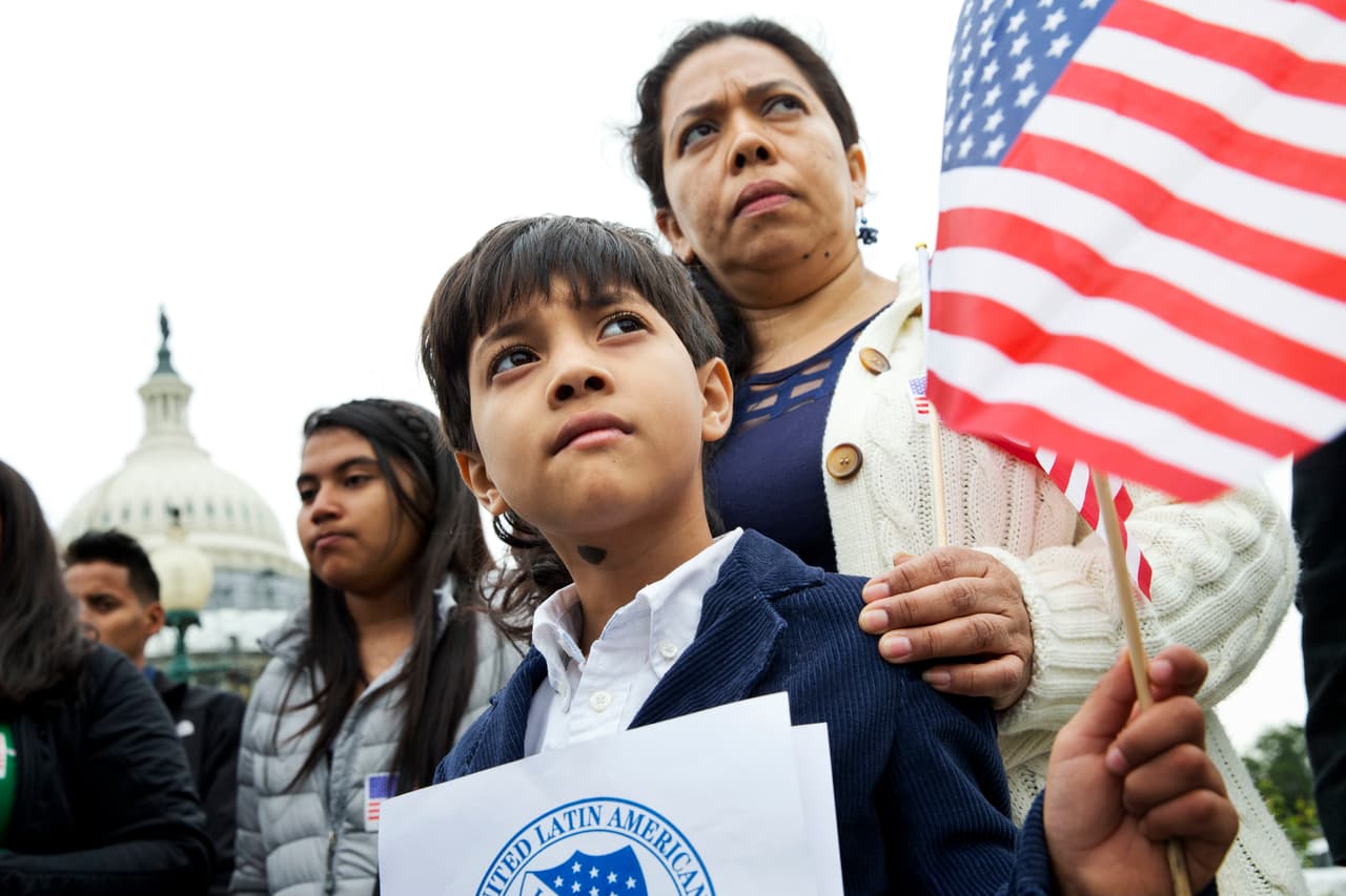 Un grupo bipartidista en el Senado presenta plan basado en los "pilares migratorios" de Trump