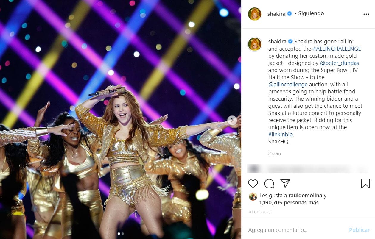 La colombiana donó la icónica
<b> chamarra dorada </b>que utilizó en su reciente participación en el Super Bowl LIV, en el cual 
<a href="https://www.univision.com/famosos/shakira-y-jennifer-lopez-dejan-atras-a-lady-gaga-y-beyonce-su-show-rompe-record-en-youtube-fotos">compartió escenario con Jennifer López. </a>
<br>
