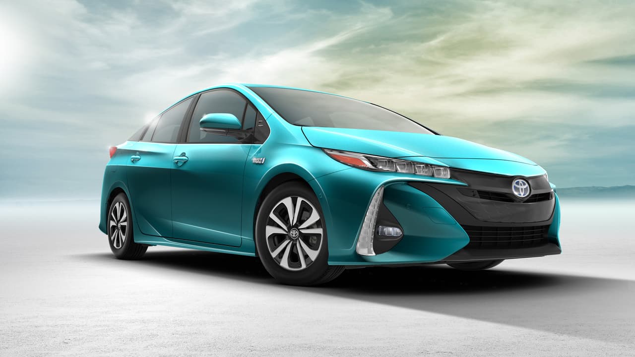 Para el modelo 2017 el Toyota Prius de conexión recibe el nombre "Prius Prime," y la atrevida estética de la cuarta generación del Toyota Prius.