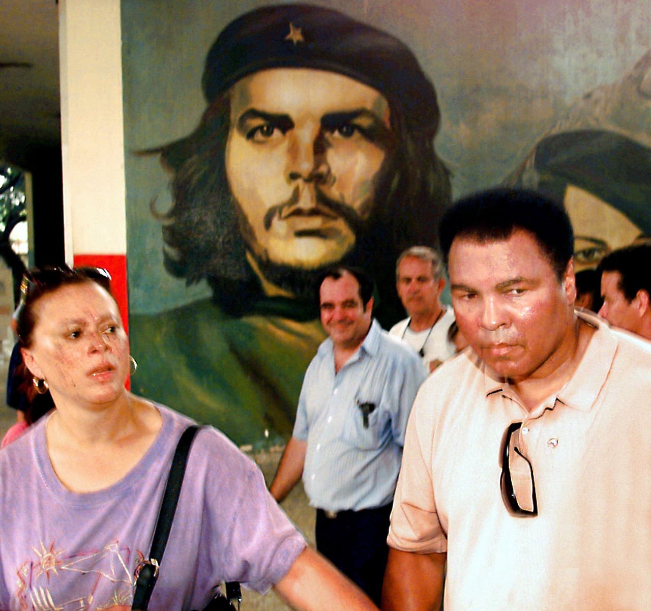 Junto a su esposa, Lonnie Alia, visitando el complejo deportivo Cerro Pelado en La Habana, Cuba, en 1998.