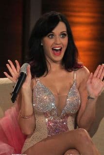 <b>"La puedo interpretar en vivo", </b>dijo Perry, lo que causó risas de los presentes, aunque esto no fue necesario pues se logró arreglar el audio y el jurado escuchó ambas canciones completas de forma consecutiva, de acuerdo a lo reportado por 
<b><a href="https://variety.com/2019/biz/news/katy-perry-testifies-in-dark-horse-copyright-trial-1203273084/" target="_blank">Variety</a></b>.