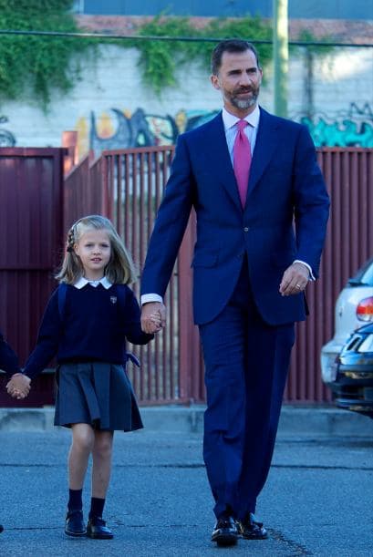 La princesa de Leonor acaba de ser nombrada princesa de Asturias y es la segunda en la línea de sucesión a la corona española.Actualmente estudia en un colegio muy cerca de sus padres, pero al igual que su padre el rey Felipe VI recibirá amplia formación militar y profesional.Sólo tiene ocho años, pero ella sabe su papel y demuestra su formación real en cada evento al que asiste. Toma clases de mandarín, ballet y practicar deporte.
