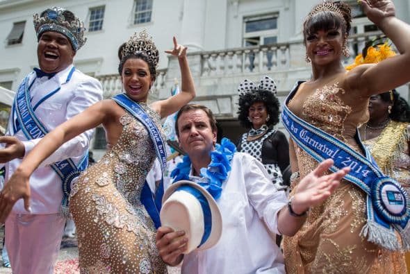 Solo unos minutos después cientos de personas se lanzaron a una fiesta que promete extenderse durante cinco días de desenfreno por todo Brasil.