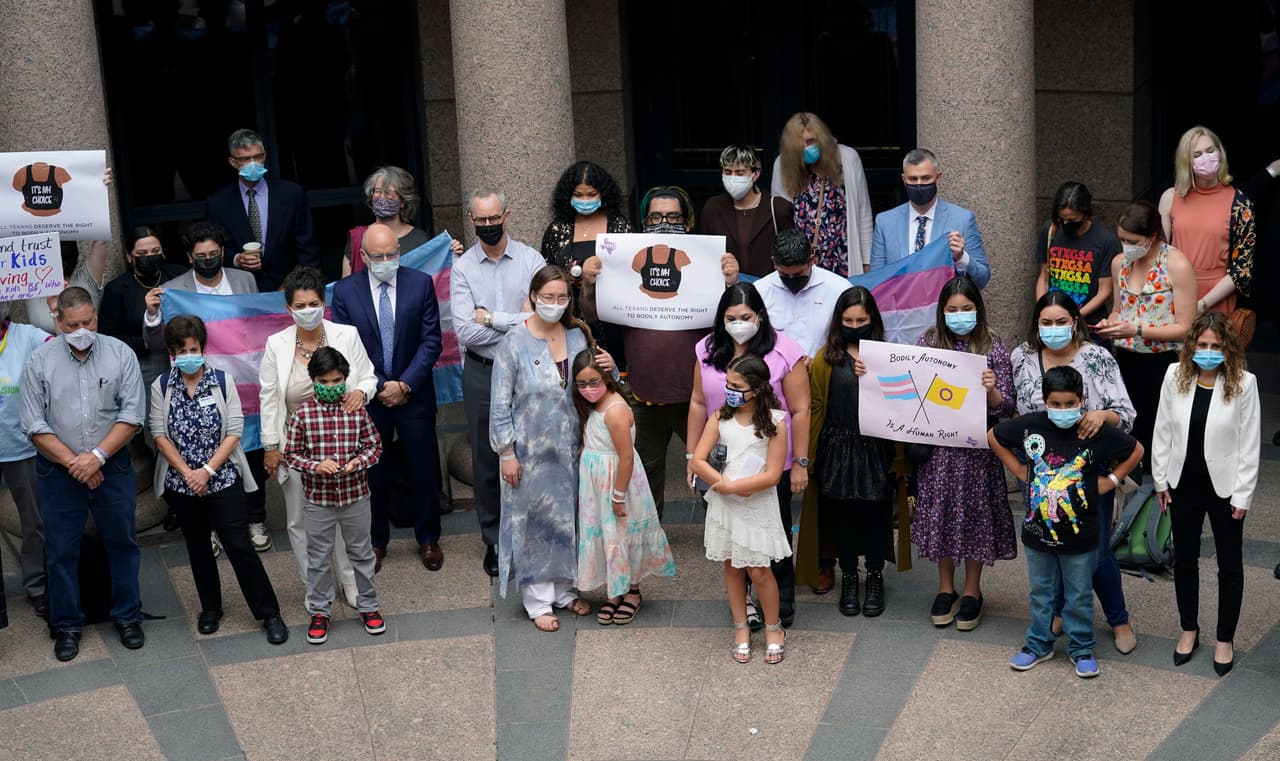 Un adolescente intentó suicidarse, otro se encerró en casa: el daño que deja la orden de Abbott de investigar a los padres de niños transgénero