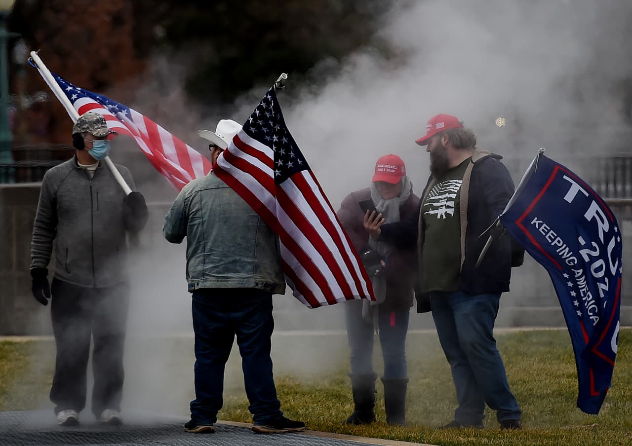 Varios tribunales, incluida la Corte Suprema, han rechazado los desafíos legales del equipo de Trump. Sin embargo, más de la mitad de los votantes republicanos cree que Trump ganó o no está seguro de quién ganó, según una encuesta realizada en diciembre por investigadores de las principales universidades estadounidenses.