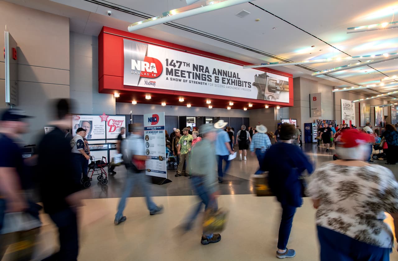 Trump, una tiradora estrella venezolana y ropa interior portaarmas: así es un día en la feria de la NRA