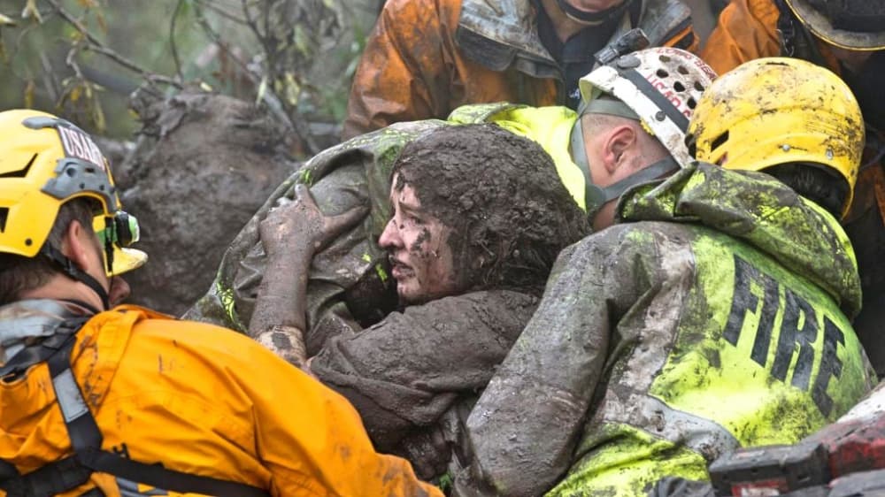 Rescatan a niña de 2 años sepultada por una avalancha de lodo causada por la fuerte tormenta en California