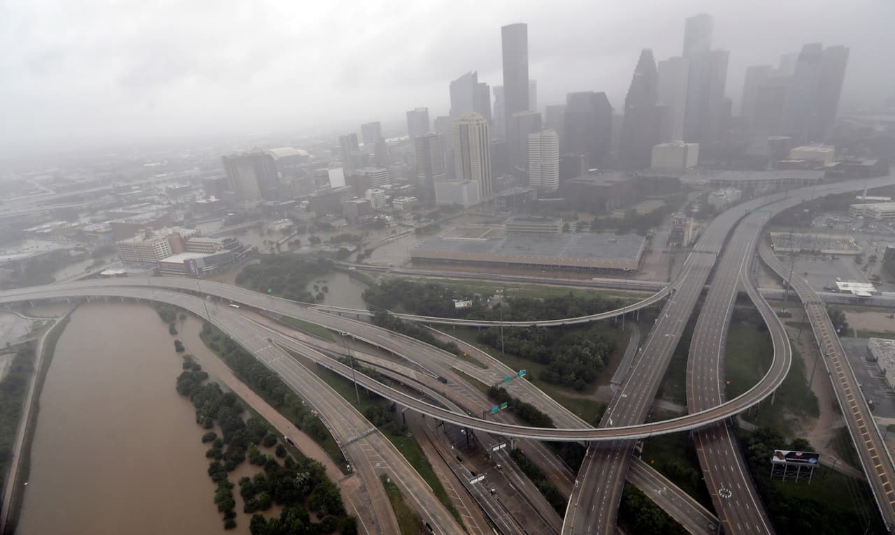 El centro de Houston repleto de agua.