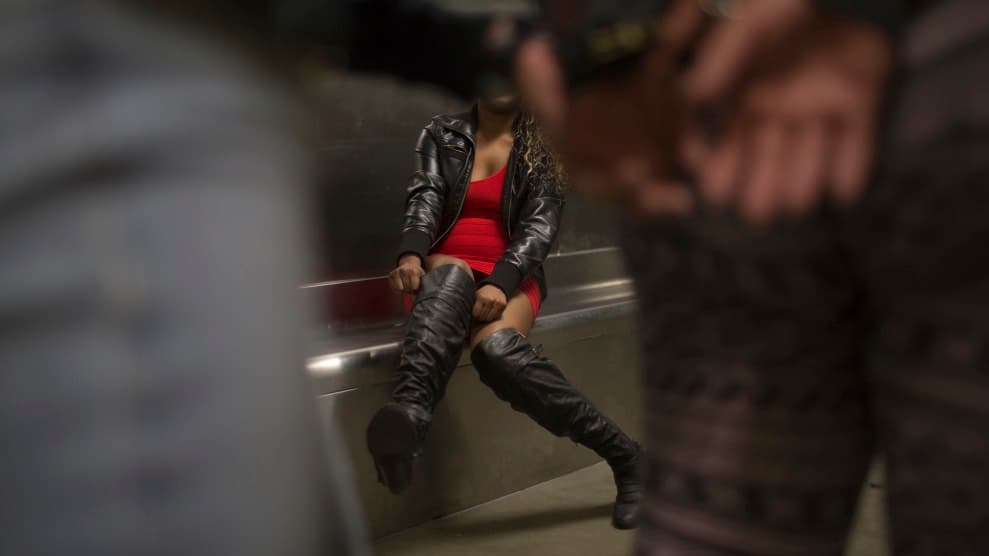 Unidad del LAPD arresta a 177 hombres que recurrían al servicio de prostitutas, algunas de ellas menores