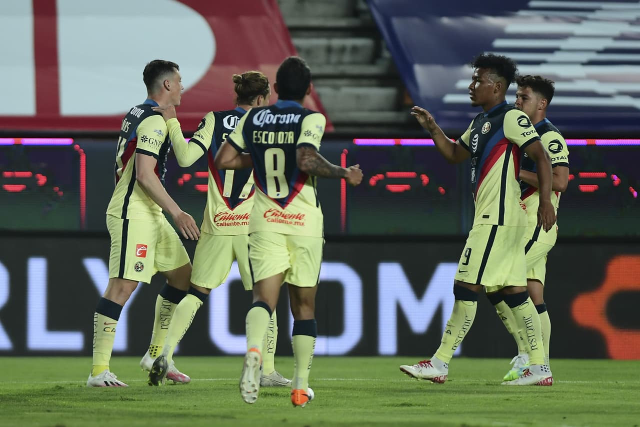 Federico Viñas aparece donde debe de estar y tras el disparo de Roger Martínez aprovecha para abrir el marcador.