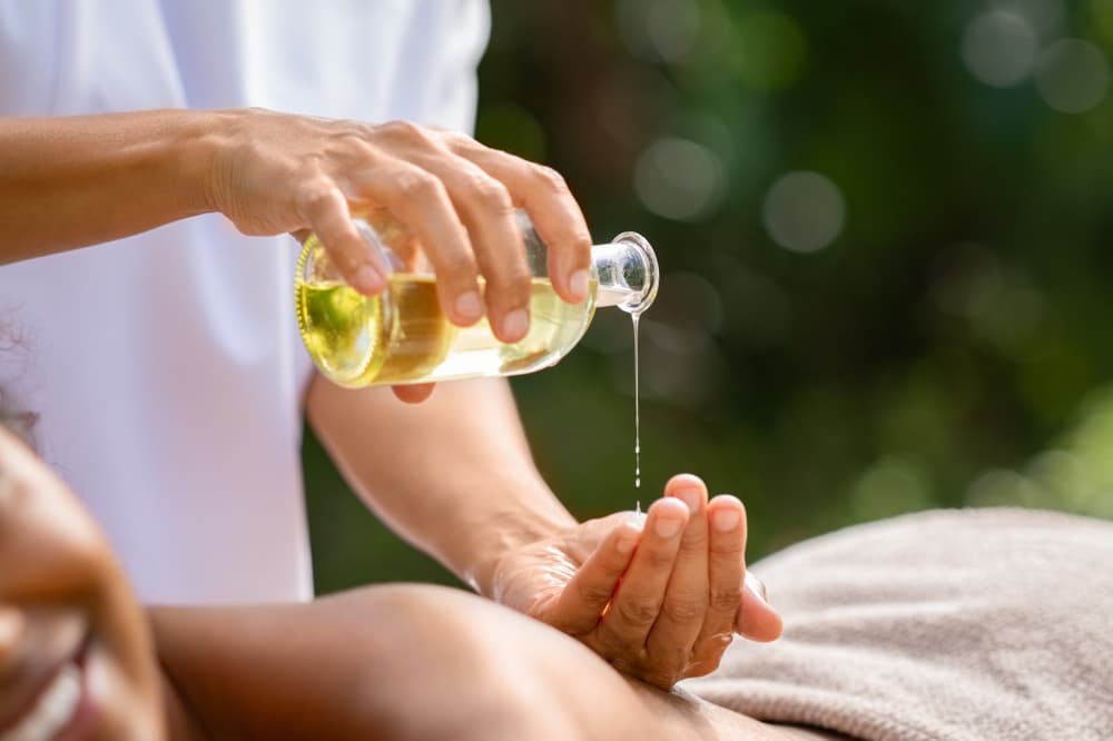 También esos mismos aceites esenciales pueden ayudar para que se dé un gustito como un masaje relajante. Además de despejar tu mente, puedes descontracturar tu cupero. ¡Llama a tu terapeuta!