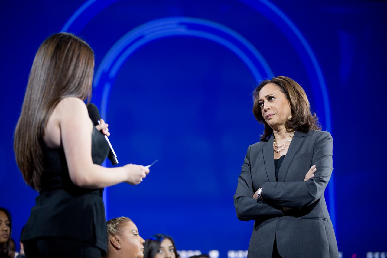 Una joven que estuvo en el último tiroteo escolar ocurrido esta semana en Santa Clarita, California, tuvo la oportunidad de hacerle una pregunta a Harris. “¿Qué van a hacer para frenar los tiroteos escolares?”, dijo la joven. La senadora respondió que "estaba cansada" de abrazar a familiares de tiroteos. Aseguró que si es elegida buscaría "en 8 años" poner más controles y "background checks".