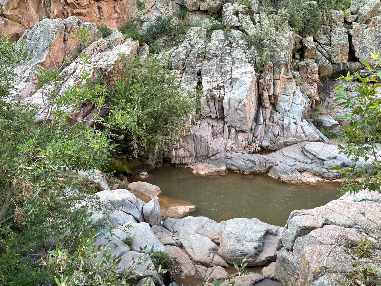 Cuenta con una cascada y está clasificado como moderado.