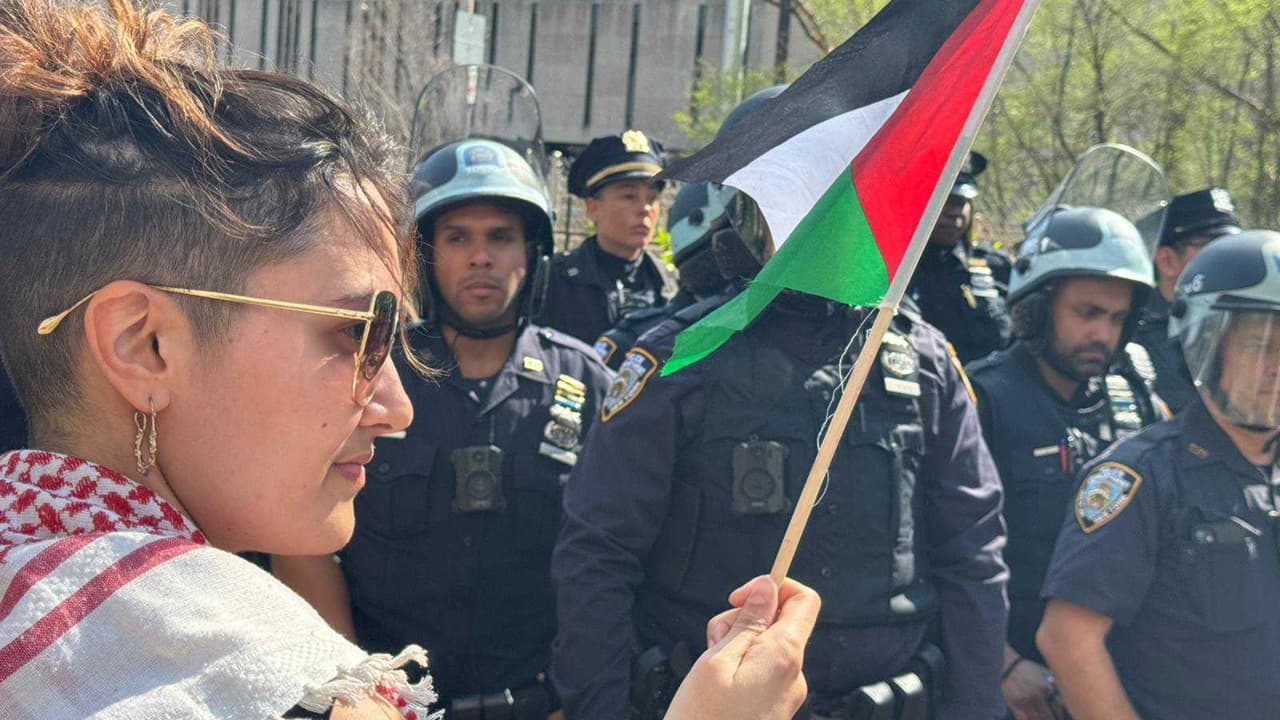 Los manifestantes trataron de avanzar hacia el puente de Brooklyn, pero las autoridades impidieron el acceso y cerraron el paso peatonal. Nuestro reportaron Joaquín Torres informó que 
<b>se reportaron varios arrestos</b>.