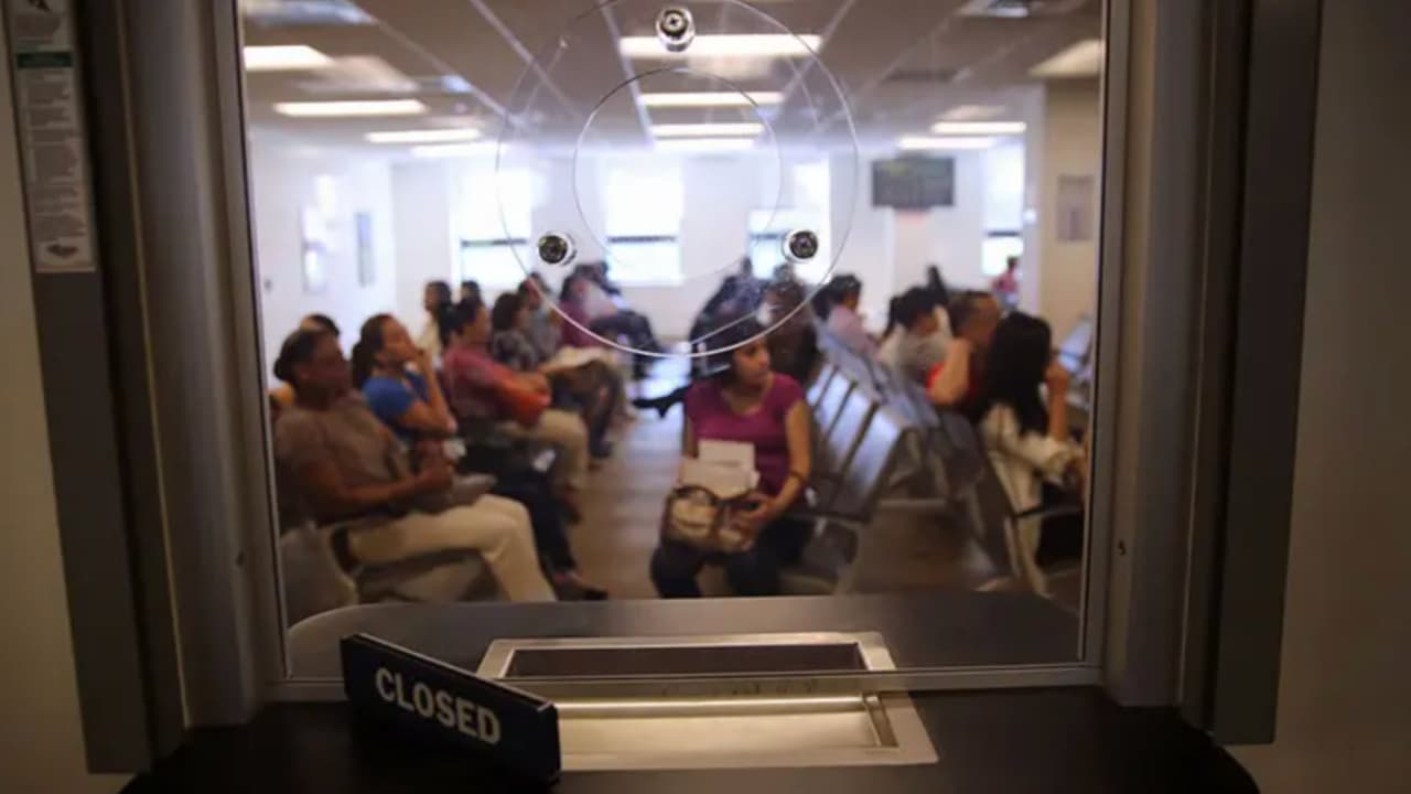 Inmigrante teme nuevos retrasos tras pausa de USCIS; experta analiza las restricciones