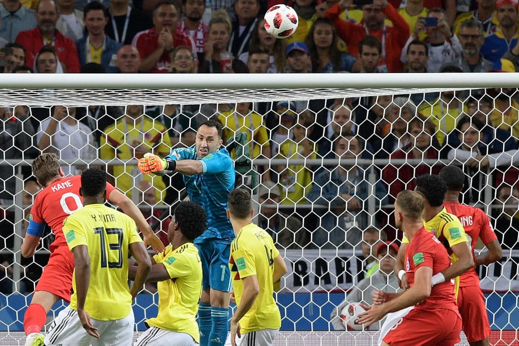 Los centros desde los costados y el juego aéreo fue la principal arma de los ingleses, en la que buscaron la diferencia. El arquero David Ospina se mostró en el primer tiro de costado al minuto 6.